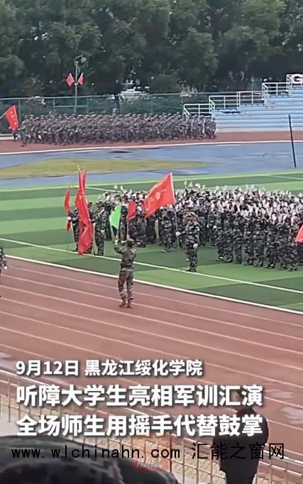 看似鸦雀无声实则掌声如雷