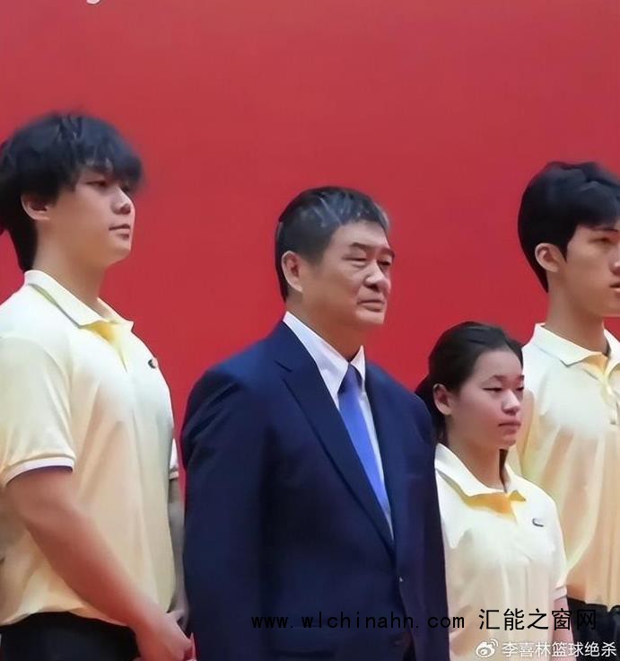 全红婵开学典礼站C位授章