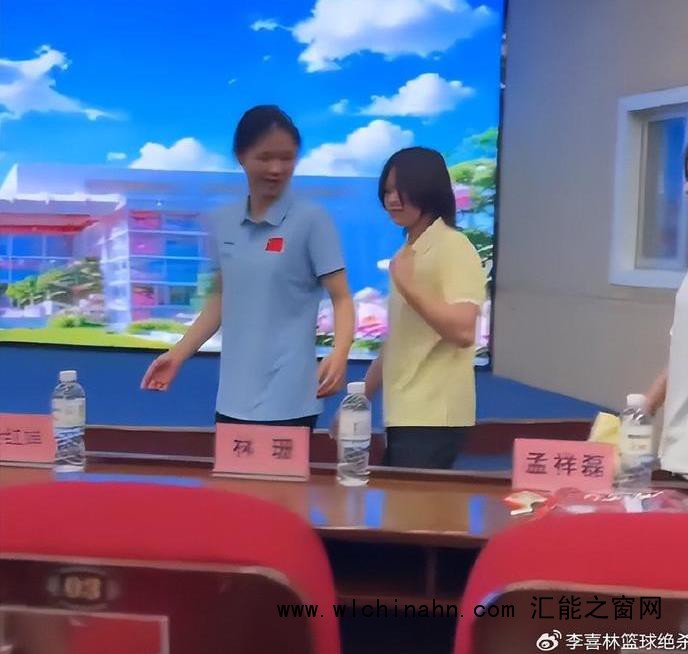 全红婵开学典礼站C位授章