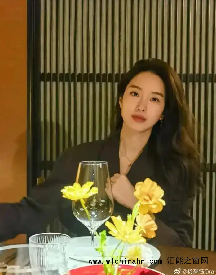 杨采钰官宣当妈