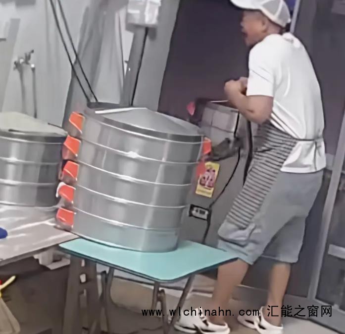 妻子抄起油桶砸丈夫 网友却一致好评