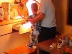 爷爷带娃玩打火机 下一秒火光冲天 究竟发生了什么？