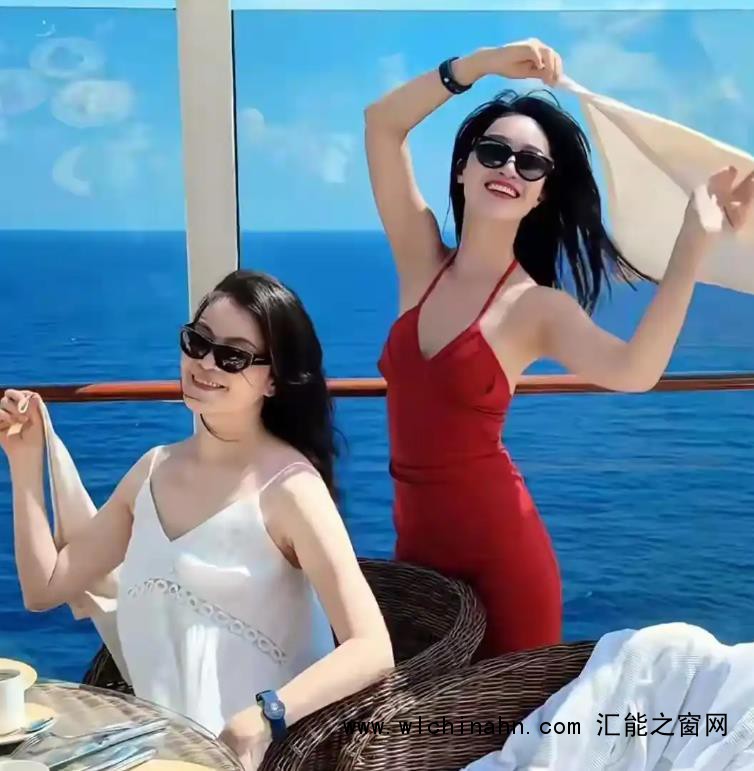 35岁蓝盈莹和60岁妈妈同框旅游似闺蜜