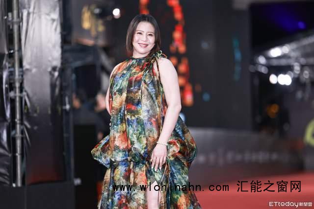 刘品言挺8个月孕肚走红毯