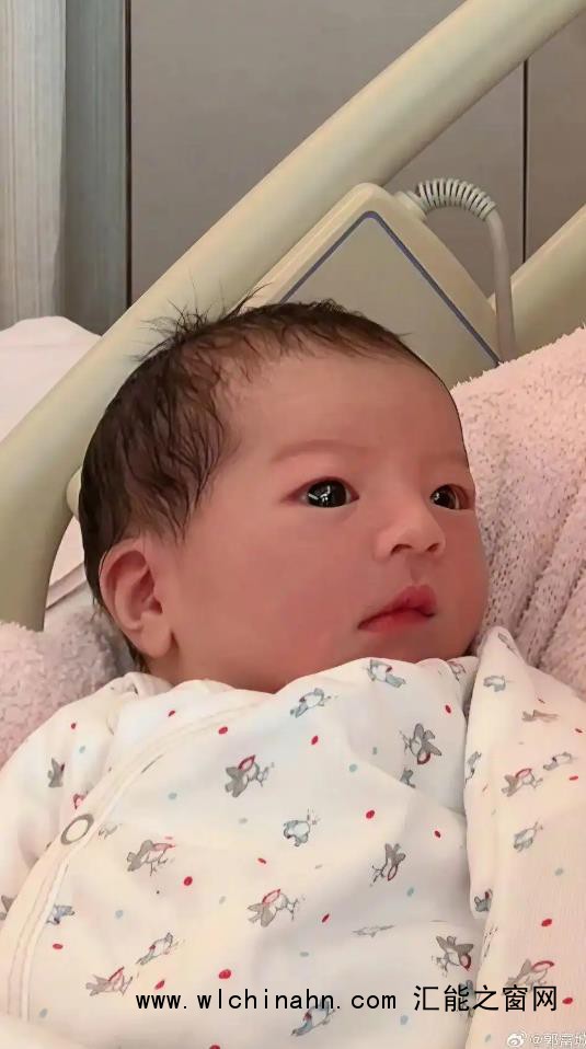 郭富城晒三胎女儿照