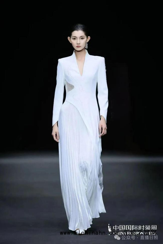 山东姑娘赵娜获环球小姐中国总冠军 优雅智慧征服评委