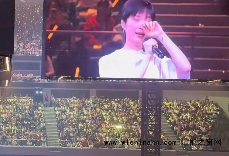 李宇春演唱会因重感冒嗓音沙哑