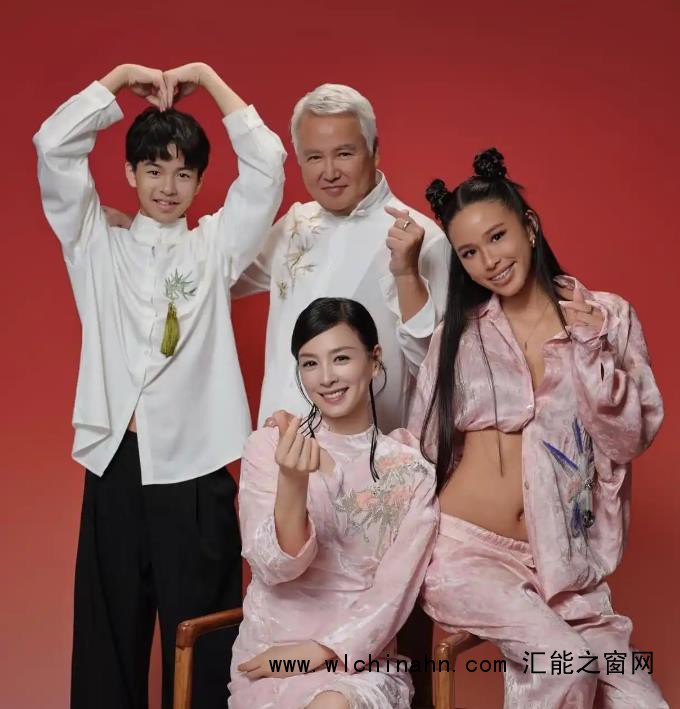 55岁张庭只是晒了组全家福