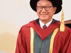 82岁影帝许冠文一年获2个博士学位,愿骨灰归海,生前遗愿拒墓地束缚!