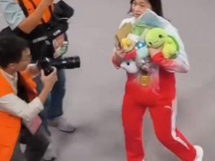 满满的爱!观众为全红婵下起“娃娃雨”,奥运赛场上的童话瞬间!