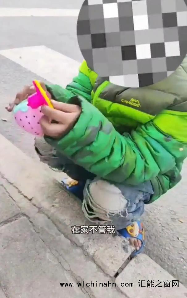 西安7岁女孩寒风中穿凉鞋路边捡吃的