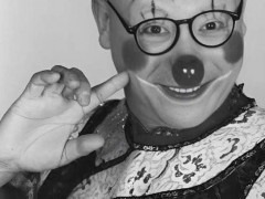 惋惜！78岁艺术家舞台倒地后逝世,中国首位表演V形软钢丝艺术家