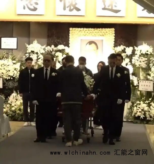 欧阳震华与苗侨伟为许绍雄扶灵