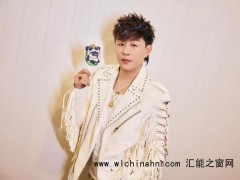 太甜蜜!胡彦斌易梦玲海边拥吻恋情曝光登上热搜,什么情况?