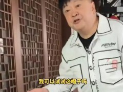演员洪剑涛景区试戴帽子被要价5元 究竟发生了什么?