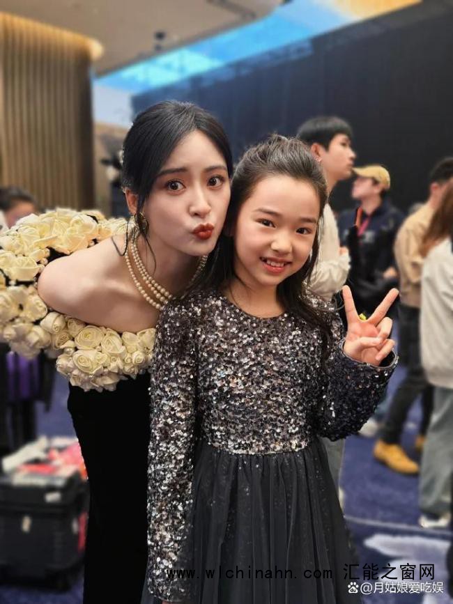 董璇带着小酒窝到处合影 星二代的温暖瞬间