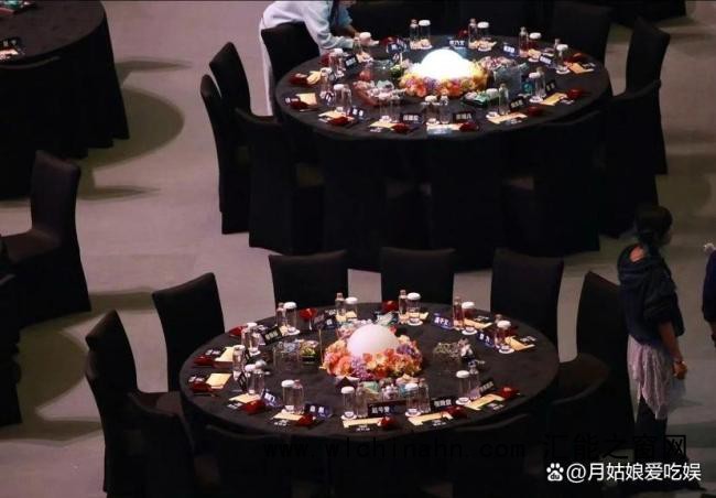 董璇带着小酒窝到处合影