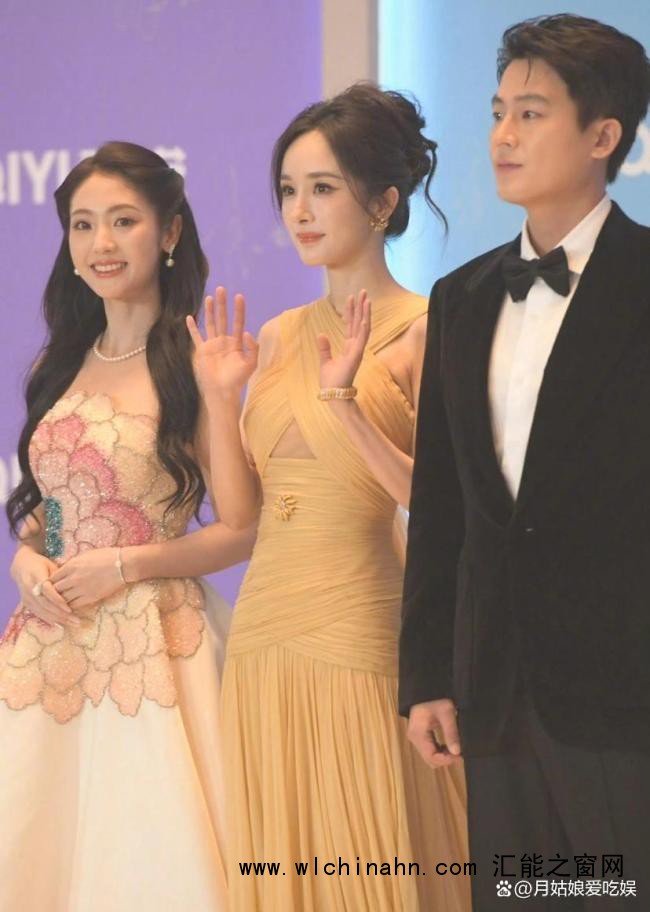 董璇带着小酒窝到处合影 星二代的温暖瞬间