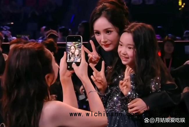 董璇带着小酒窝到处合影 星二代的温暖瞬间