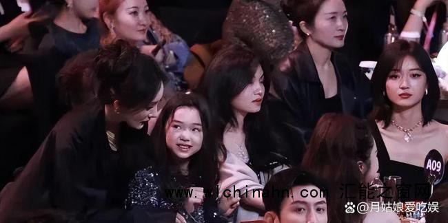 董璇带着小酒窝到处合影 星二代的温暖瞬间