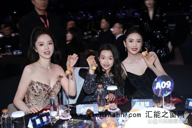 董璇晒小酒窝与白鹿自拍