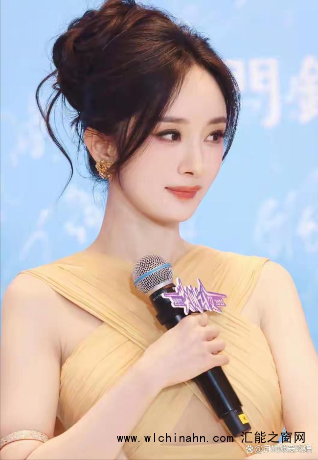 董璇晒小酒窝与白鹿自拍 温馨画面暖人心