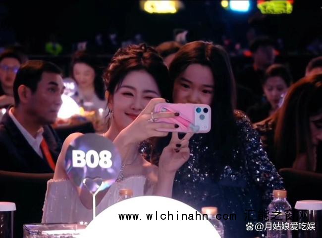 董璇晒小酒窝与白鹿自拍 温馨画面暖人心