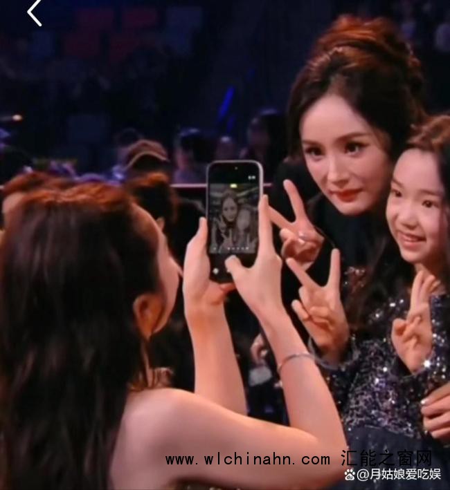 董璇晒小酒窝与白鹿自拍 温馨画面暖人心