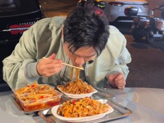 网友吃螺蛳粉偶遇李晨 究竟发生了什么?