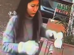 女子在店门口堆了一个雪人 究竟发生了什么?