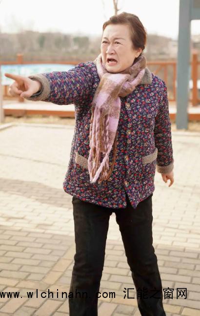 60岁退休干部拍短剧 成竖店容嬷嬷