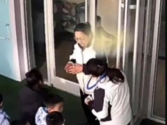 高手！萌娃扔呼啦圈精准套中老师脖子，究竟发生了什么？