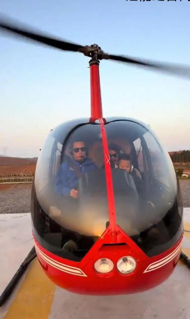 男子带妻儿开直升机回老家过元旦