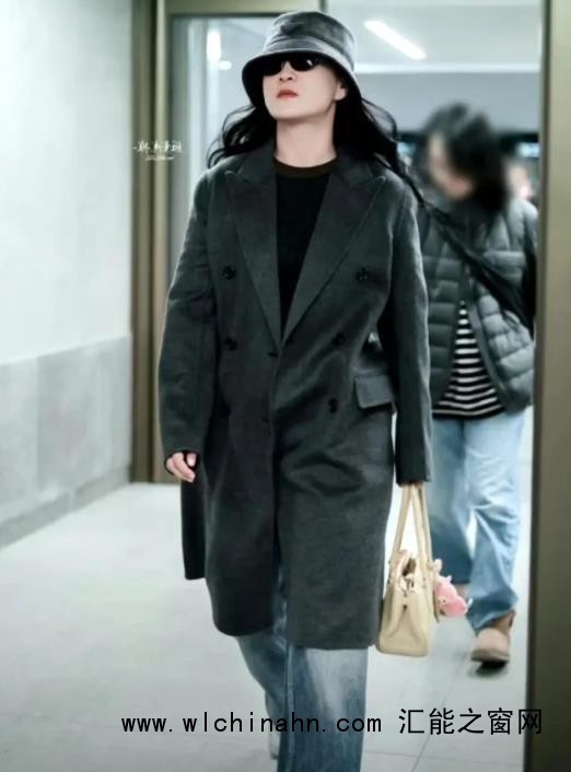 贾玲亮相米兰时装周机场路透 