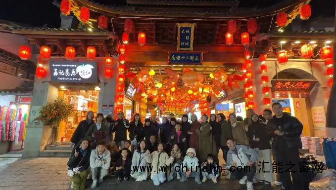 一家35口人开大巴春节自驾游