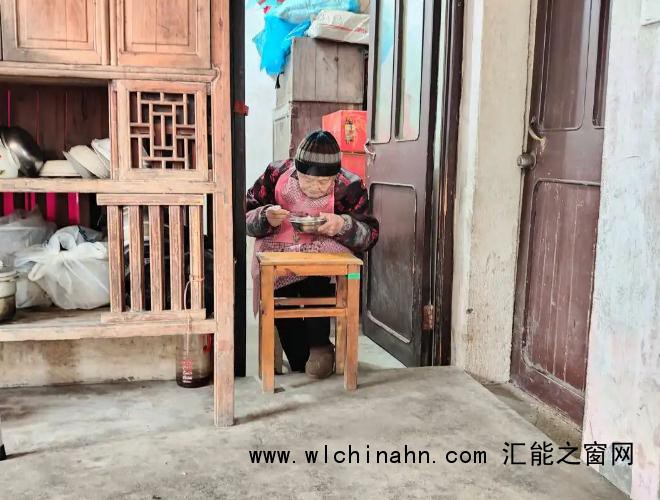 102岁奶奶每天睡15小时吃半斤猪蹄