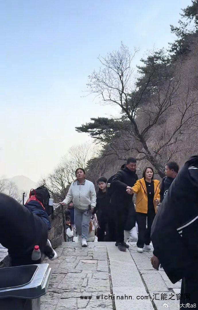 男子爬黄山把老婆扛在肩上