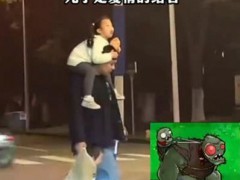 父亲背着千金拖着犬子过斑马线 究竟发生了什么?