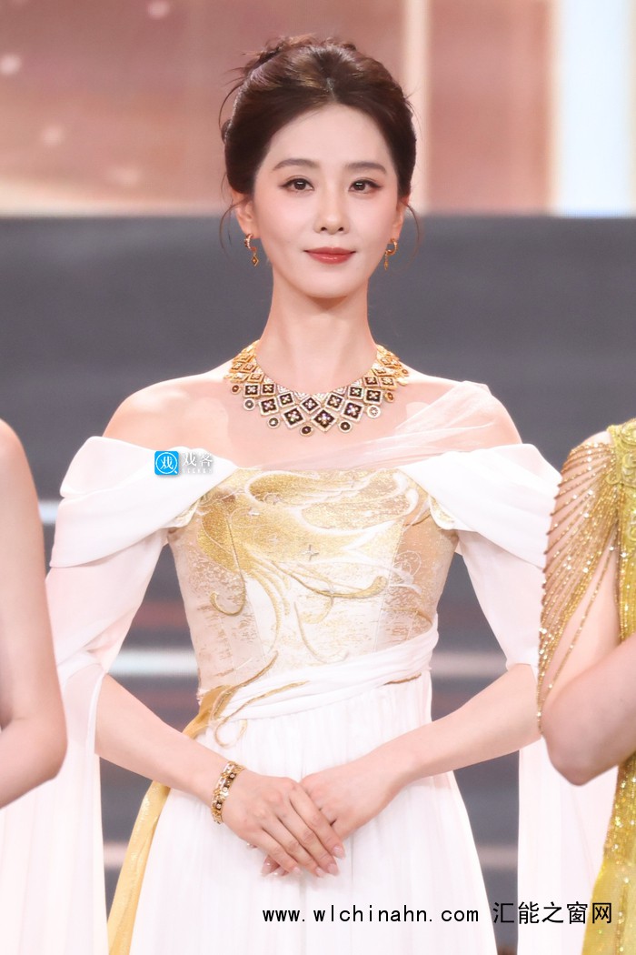 刘诗诗北影节闭幕式出场如仙女下凡 