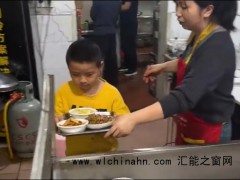 10后小孩哥用AI帮妈妈管店 究竟发生了什么？