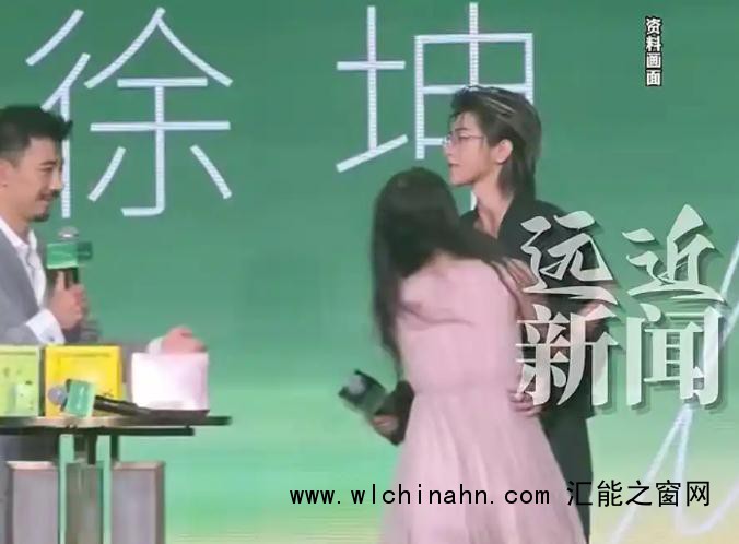 蔡徐坤被女粉丝冲上台强抱