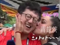 韩国男记者被墨西哥女球迷搂住强吻 究竟发生了什么？