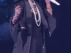 那英哽咽演唱《弯弯的月亮》，哽咽的背后藏着中国人放不下的乡愁
